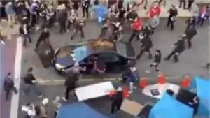 Scene şocante şi focuri de armă la protestele din SUA. Un bărbat a intrat cu maşina în mulţime. VIDEO