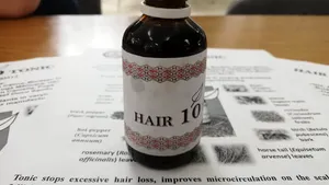 Soluţia împotriva căderii părului şi perna care te scapă de dureri la un salon de invenţii din România | FOTO