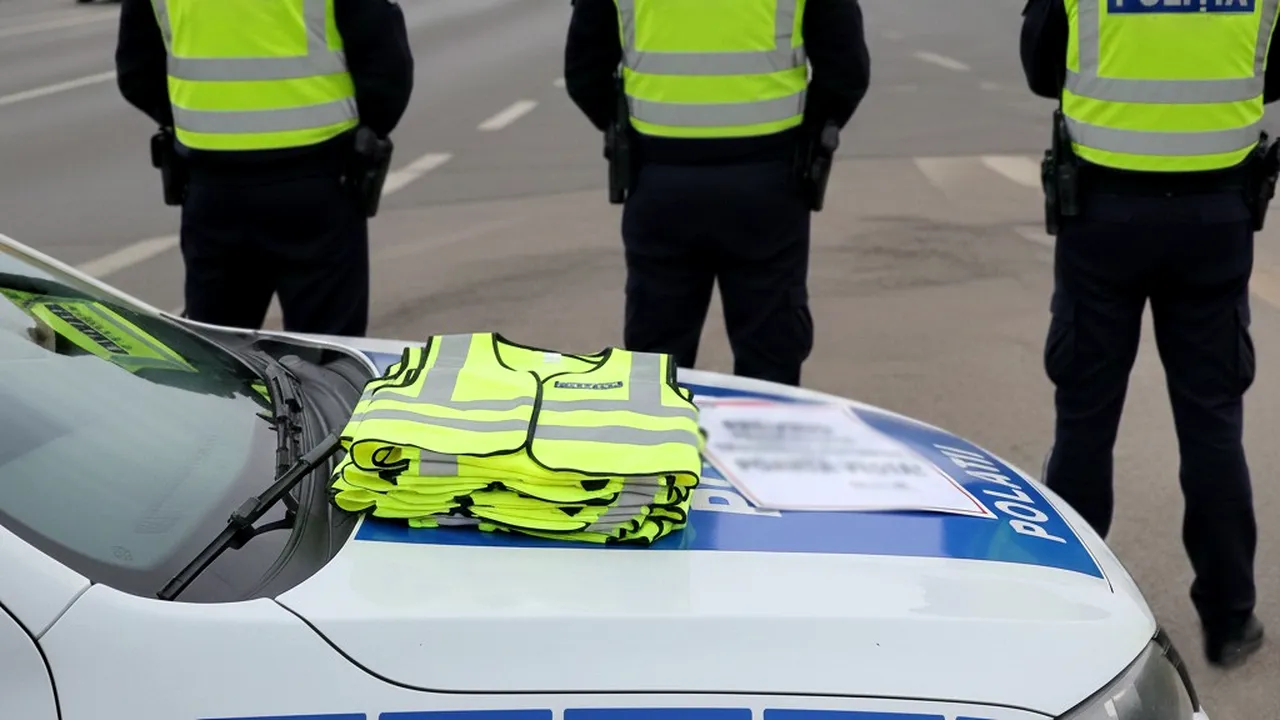 Bicicliștii și căruțașii din Galați primesc gratuit peste 3.500 de veste reflectorizante