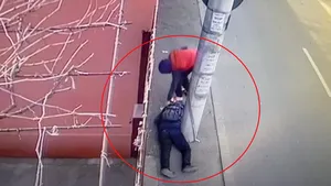 VIDEO Caz revoltător: Un bărbat căzut pe stradă, inconştient, jefuit de un tânăr în Sectorul 5 al Capitalei