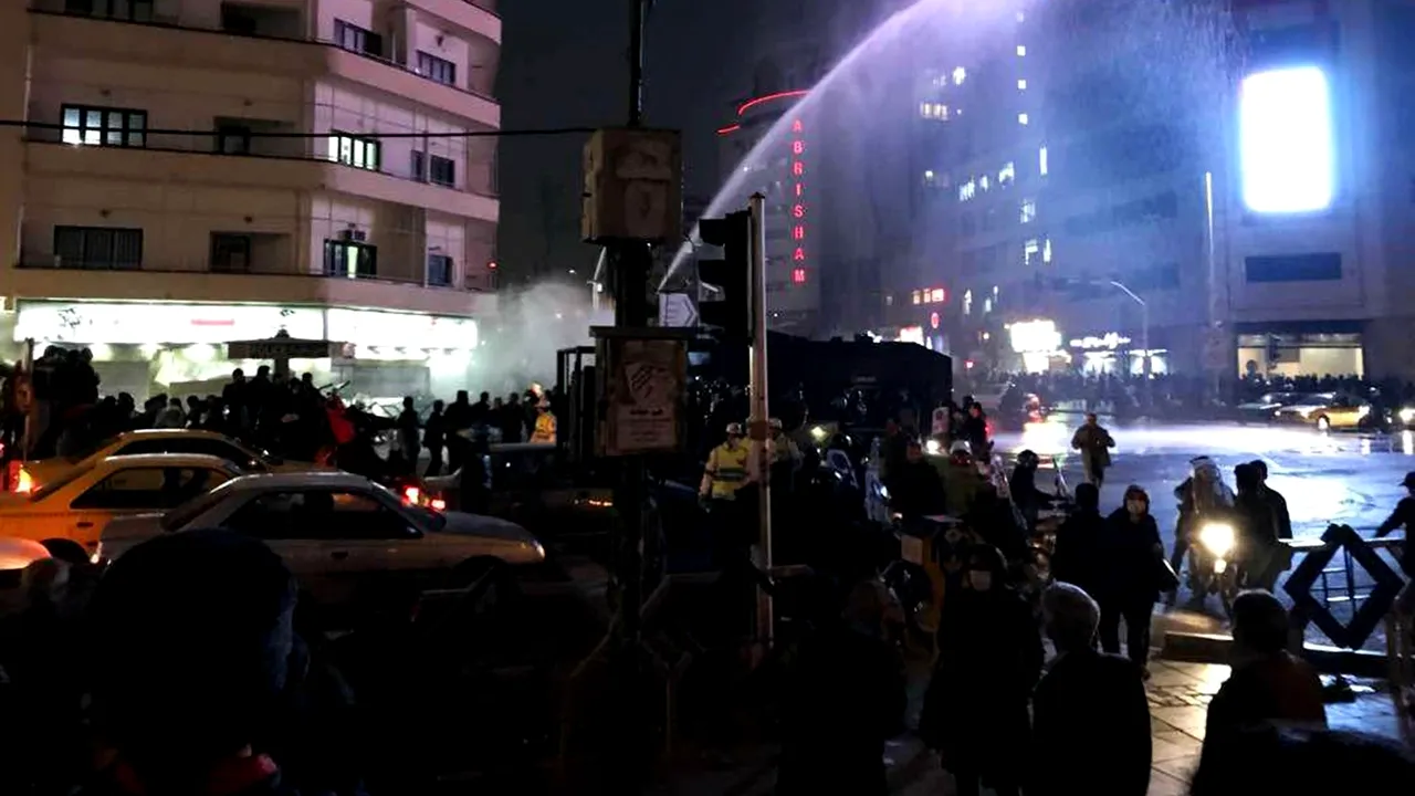 Circa 300 de persoane, arestate după proteste la Teheran. Cinci membri ai forţelor de securitate au murit în timpul confruntărilor