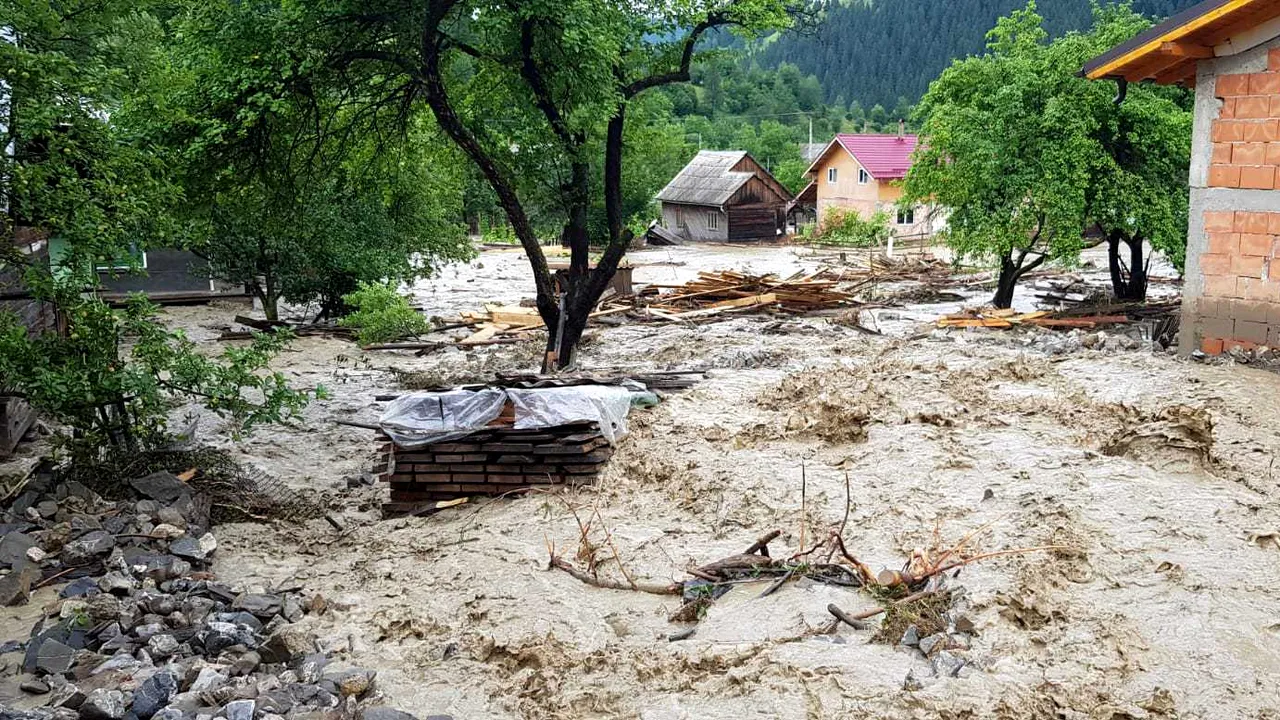 UPDATE: Maramureş şi Bistriţa-Năsăud au ieşit de sub alerta COD ROŞU de inundaţii / Zeci de oameni au fost evacuaţi