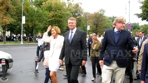 REPORTAJ: Iohannis, lansare la prezidenţiale din faţa Guvernului, prin miting clasic, cu baie de mulţime - FOTO, VIDEO