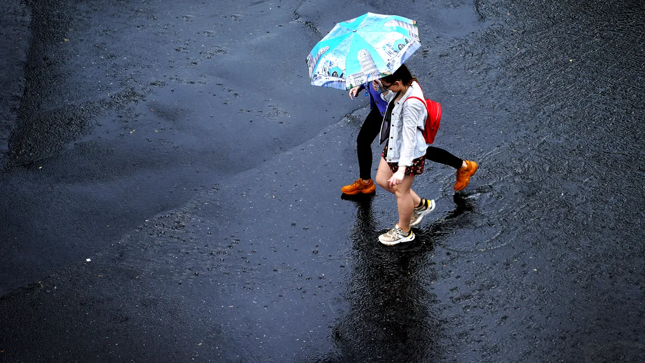 METEO. Vreme rea în mai multe localităţi. COD ROŞU de ploi abundente emis de meteorologi