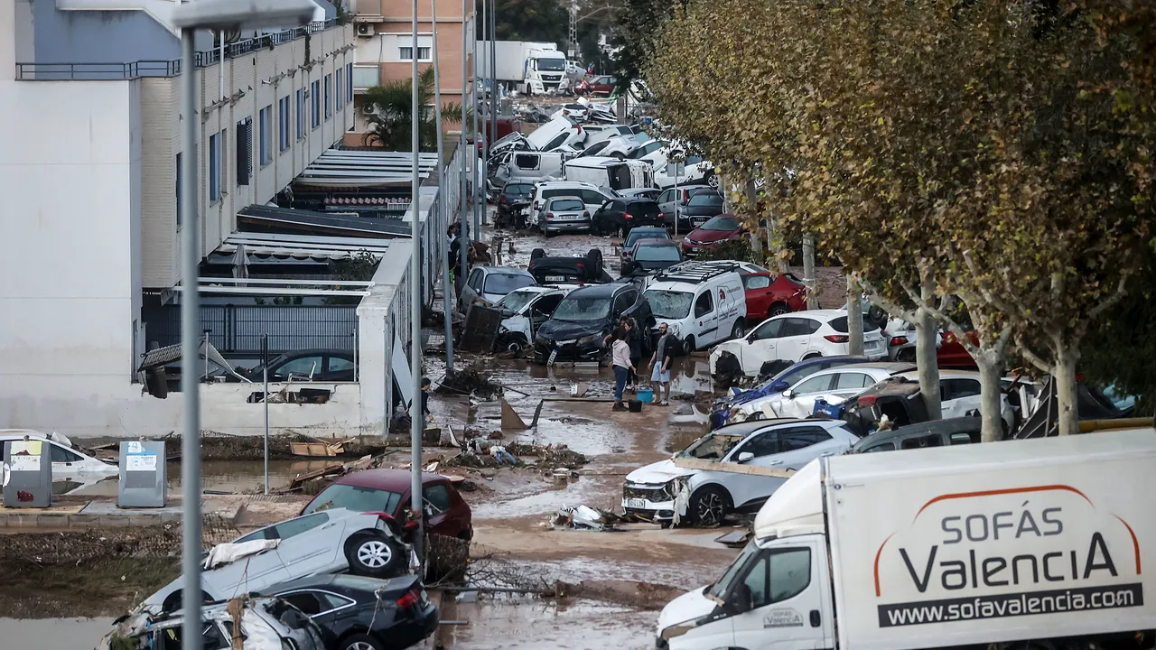 Spania trimite 7.500 de militari în zonele inundate