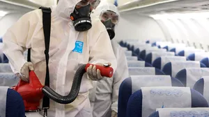Călătorind cu teamă de COVID-19. Cinci sfaturi pentru a evita bolile în timpul zborului cu avionul 