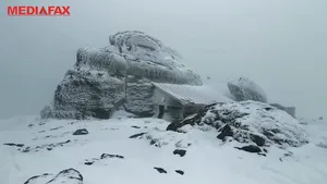 A nins ca-n poveşti în pragul verii. Peisajele feerice de la munte ascund, însă, pericole