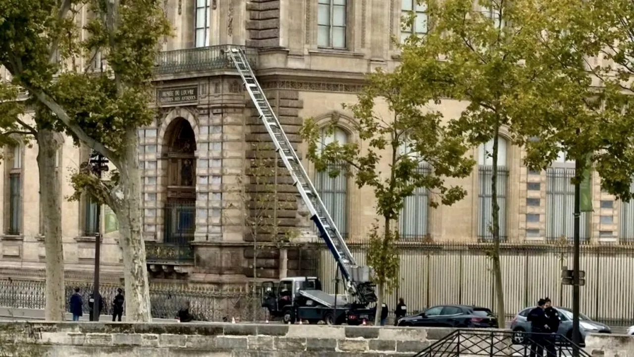 Cinci noi arestări în ancheta privind jaful bijuteriilor regale de la Luvru