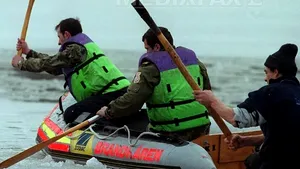 Trei bărbaţi salvaţi după ce au căzut în lacul Snagov
