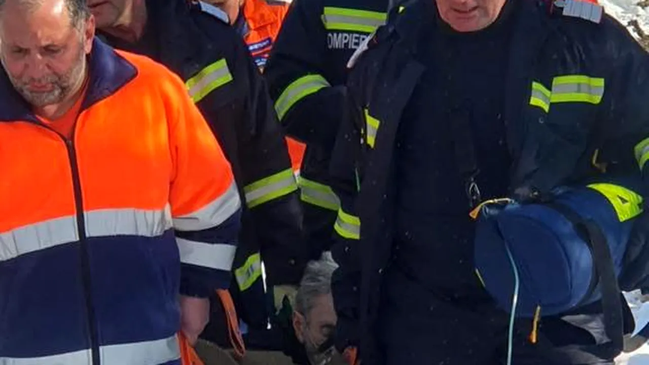 Un bolnav a fost transportat de medici cu o prelată, pe braţe, din cauza drumului impracticabil