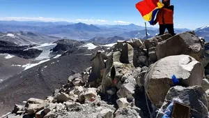 Expediţie inedită: Cinci alpinişti români au atins vârful celui mai înalt vulcan din lume. FOTO