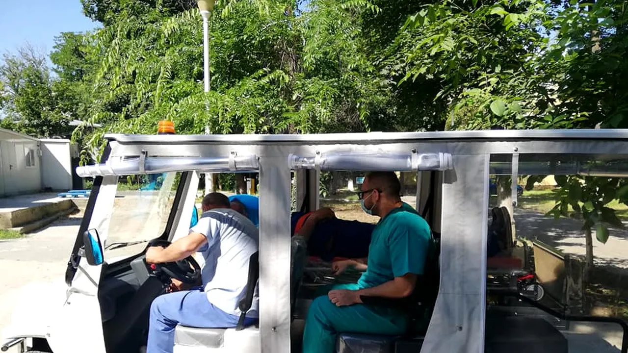 FOTO Transport ecologic în curtea Institutului Marius Nasta. O maşină electrică uşurează mutarea pacienţilor între pavilioane