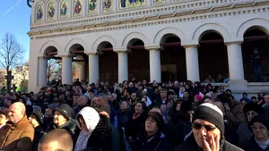 Boboteaza a strâns aproape 3.000 de credincioşi la Catedrala Patriarhală, care au venit sâmbătă să ia apă sfinţită