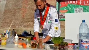 Carte de bucate înaltă de trei metri, cu reţete inedite precum ”trandafiri muraţi” sau ”ciorbă de burtă sub formă de piramidă”, lansată la Alba - GALERIE FOTO