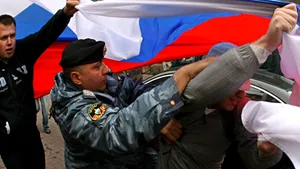 Peste 50 de membri ai opoziţiei, arestaţi la Moscova în urma alegerilor locale