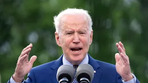 Biden trimite 900.000 de doze de vaccin în Ucraina, dar ţine aproape şi de Rusia