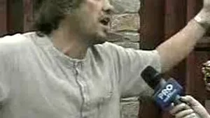 O femeie a căzut de la etaj, după ce a fost fugărită cu biciul de soţ (Video)