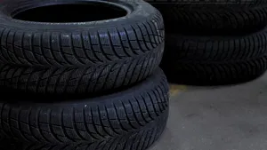 20 de tiruri de cauciucuri uzate, în valoare de 600.000 lei, confiscate de Garda Financiară