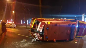 Accident rutier în Capitală: O ambulanţă SMURD s-a răsturnat pe carosabil. Un copil şi mama acestuia se aflau în vehicul. FOTO