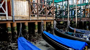 GALERIE FOTO | Canalele din Veneţia au secat! Motivele care au condus la închiderea temporară a navigaţiei în oraşul italian