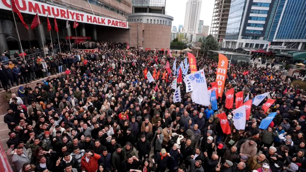 Mii de turci protestează la Istanbul pentru a doua noapte consecutivă după arestarea primarului
