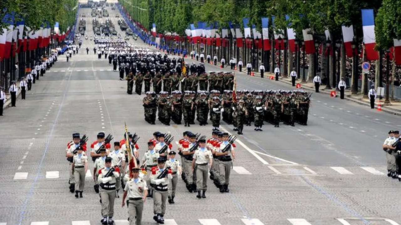 Ziua Naţională a Franţei: François Hollande prezidează pentru prima dată parada militară. Parada în IMAGINI