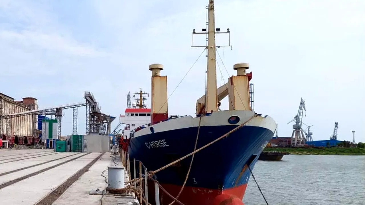 Prima navă încărcată cu cereale din Ucraina a plecat din Portul Galaţi 