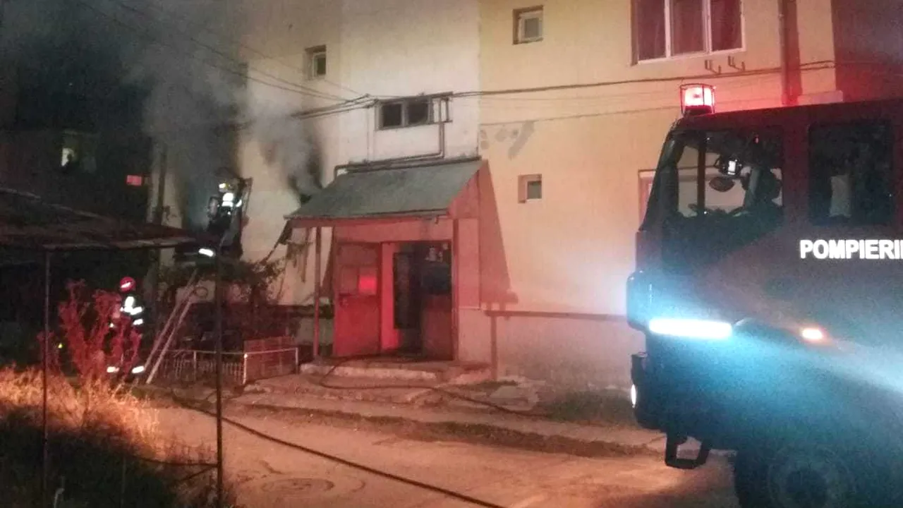 EXPLOZIE într-un bloc din Arad: O persoană a ajuns la spital/ Toţi locatarii s-au autoevacuat | FOTO