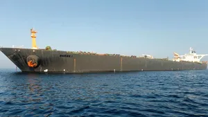 Imagini spectaculoase cu zeci de petroliere aşteptând să intre în port