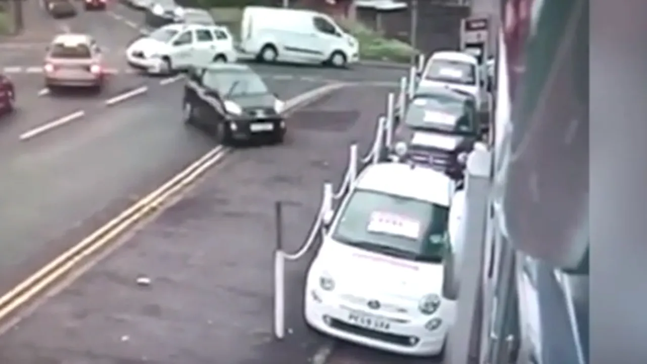 VIDEO. Accident cu patru maşini provocat de o Dacie Logan într-o intersecţie din Scoţia