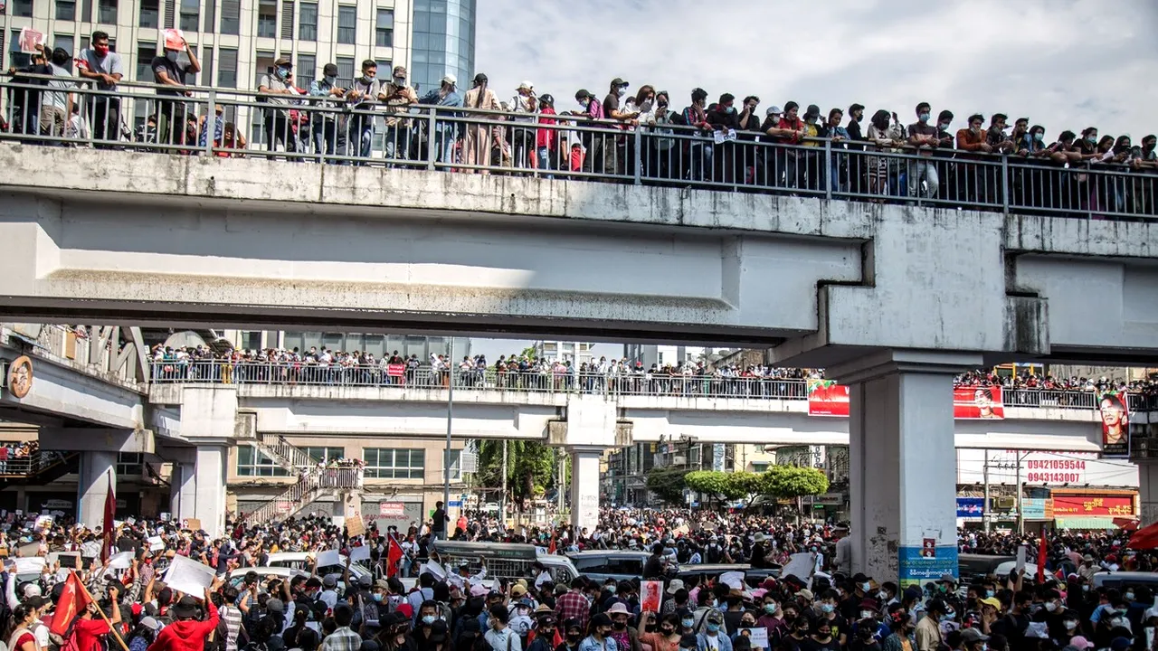 Legea marţială, instituită în oraşe din Myanmar pentru oprirea protestelor faţă de lovitura de stat 