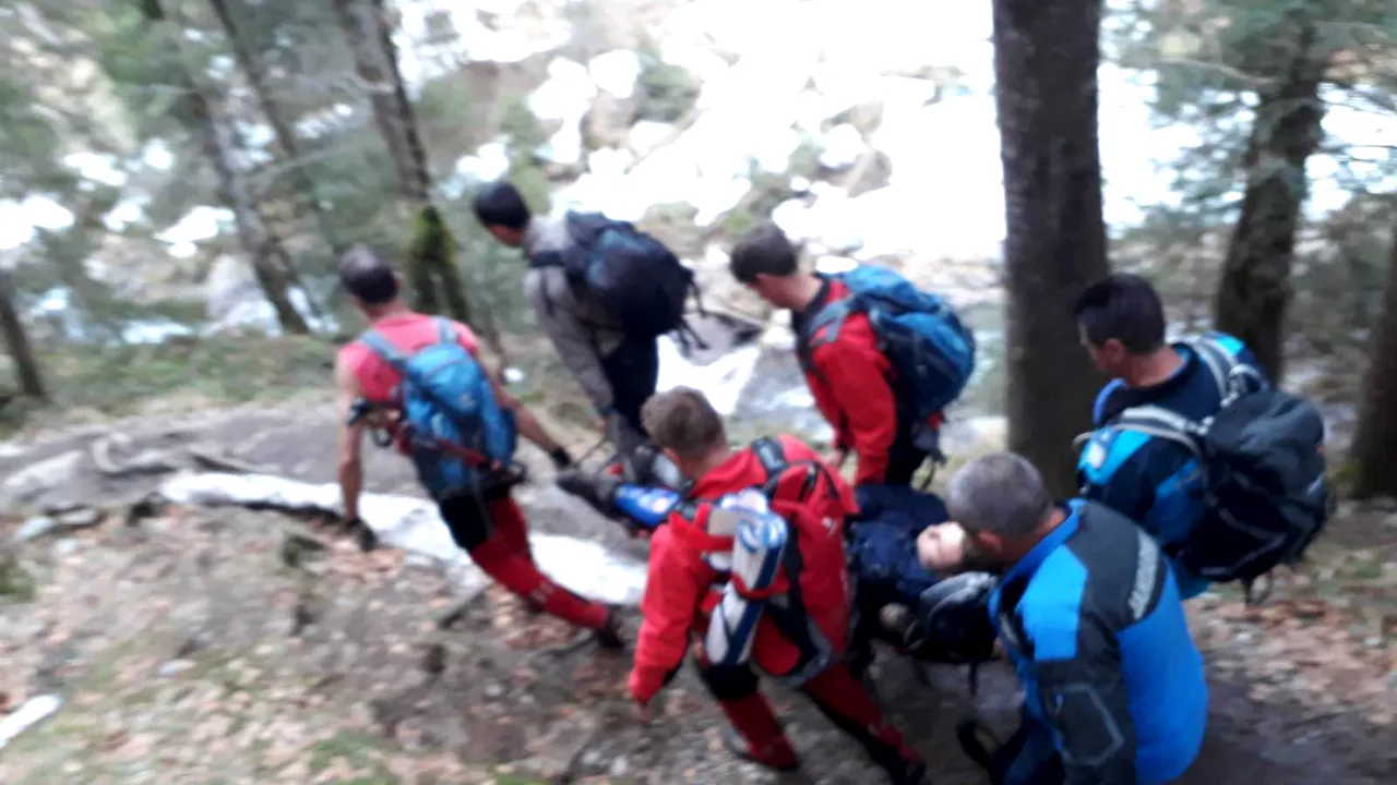 Elev aflat în excursie, coborât de salvamontişti de pe munte, după ce s-a rănit în Munţii Făgăraş | FOTO