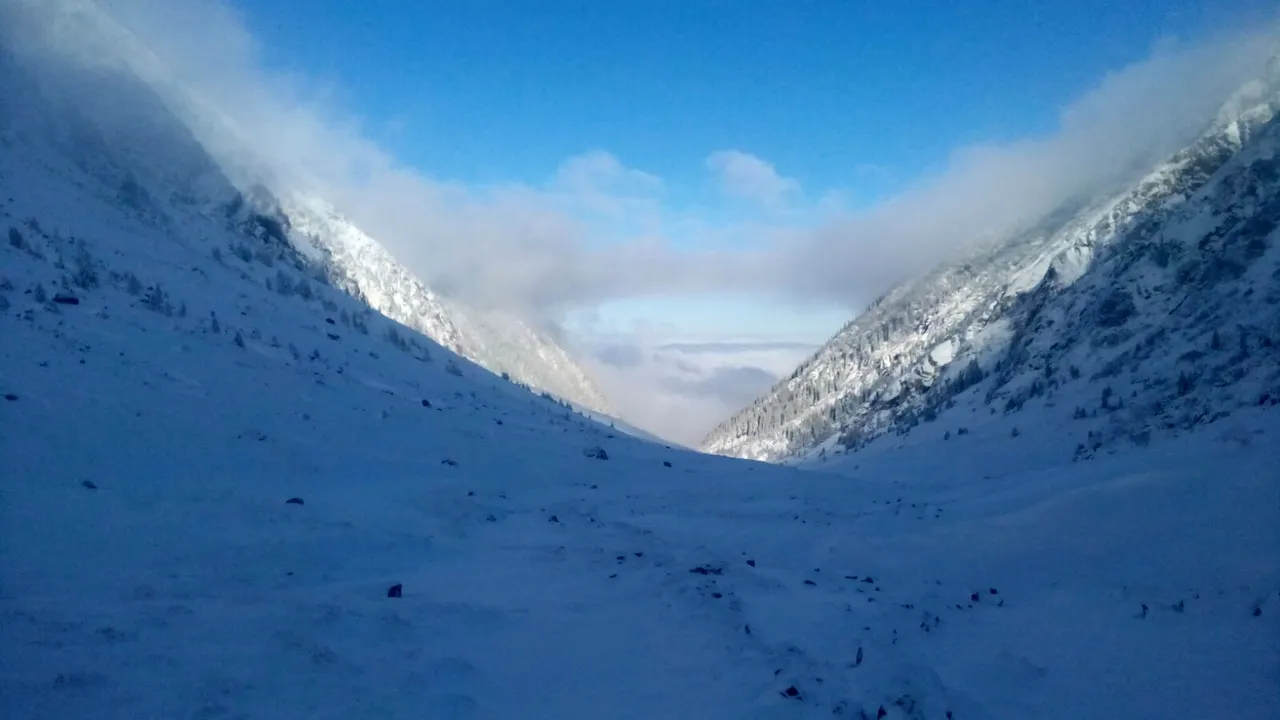 Salvamontiştii şi jandarmii au reluat căutările alpiniştilor dispăruţi în Retezat de peste 48 de ore/ Alpiniştii au fost GĂSIŢI
