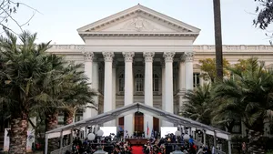 Chile începe elaborarea unei noi constituţii cu scopul de a limita decalajele sociale. Pregătirile au fost întrerupte de proteste violente