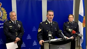 Un congresman american a scris un mesaj pentru Putin pe un obuz ucrainean: „Mesajul a fost transmis la țintă”