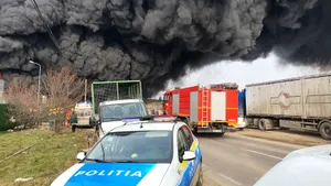 VIDEO Incendiu uriaş, la un depozit de materiale reciclabile. A fost emis mesaj RO-ALERT. Evoluţia norului de fum, urmărită de ANM