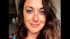 O femeie din Suedia reclamă că poliţia i-a modificat în Photoshop fotografia din paşaport. Caricatura care i-a apărut în document. FOTO