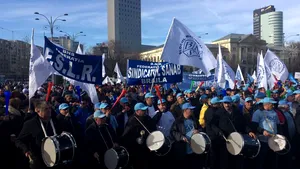 REVOLUŢIA FISCALĂ. Aproximativ 2.000 de oameni în Piaţa Victoriei, la mitingul organizat de Blocul Naţional Sindical/ Automobile Dacia: Nu ne asociem protestului | FOTO, VIDEO