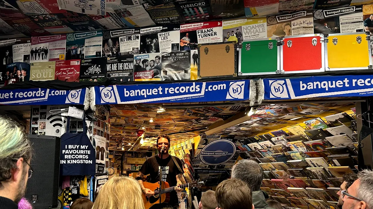 Frank Turner doboară recordul mondial pentru cele mai multe concerte susţinute în 24 de ore