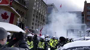 Premierul Canadei, Justin Trudeau, vrea ca protestele să fie înăbuşite. Poliţiştii au folosit grenade paralizante şi spray-uri cu piper