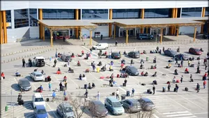 Reacţia românilor strânşi pe aeroportul din Cluj când au aflat că sunt lăsaţi să plece la muncă în Germania. Cum au aşteptat azi în parcare