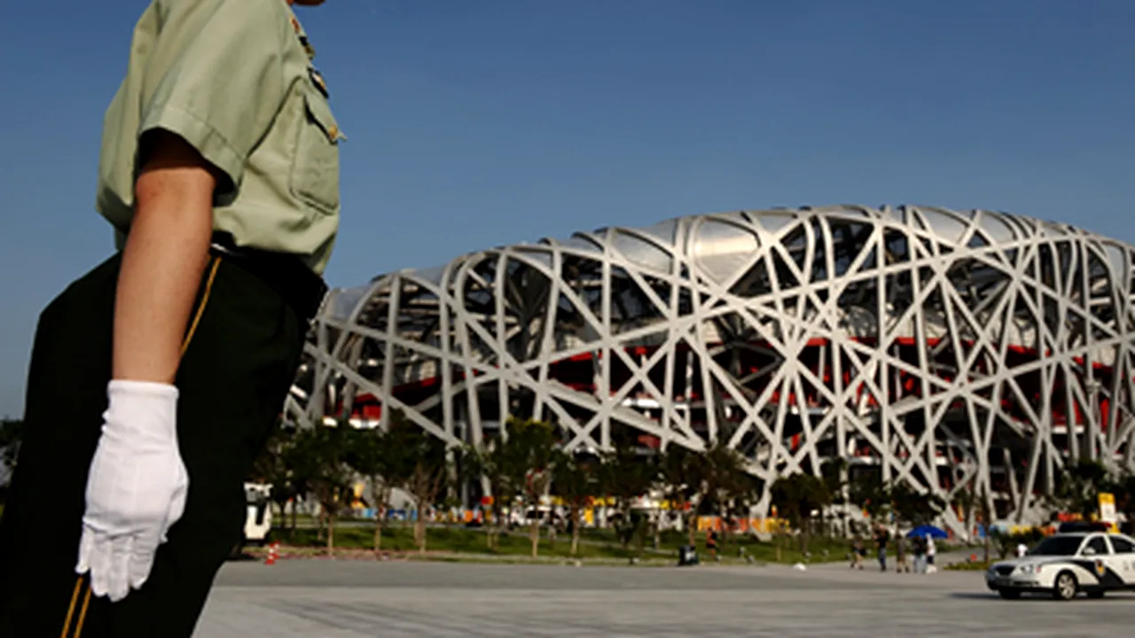 Numărul de la pantofi şi afilierea politică, printre informaţiile cerute de Poliţia din Beijing