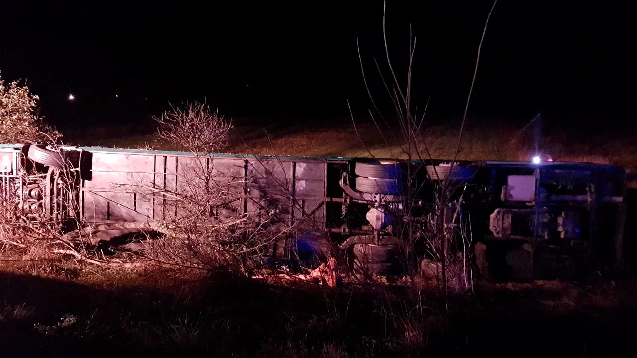 Accident în Hunedoara. Un autocar cu 72 de persoane care venea din Spania, RĂSTURNAT pe DN 7. Bilanţul victimelor - FOTO