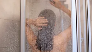 Cu fața sau cu spatele la duș? Cercetătorii au dat verdictul după ani de dezbateri