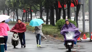 Taifunul Khanun face ravagii în Japonia. Două persoane au murit în Okinawa
