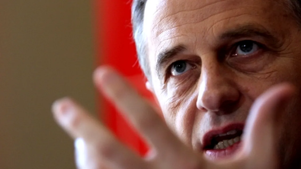 Geoană: Schimbarea şefilor instituţiilor publice pe criterii politice este de preferat