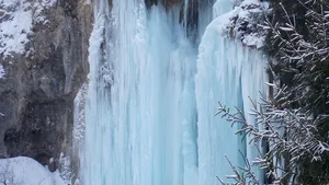 GALERIE FOTO Imagini spectaculoase în Munţii Apuseni: Cascada Miresii, îngheţată de două săptămâni, a devenit atracţia turiştilor
