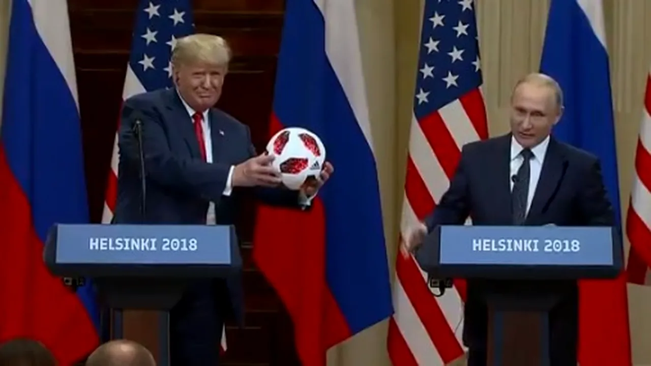 Vladimir Putin i-a dat lui Donald Trump o minge de la Campionatul Mondial de Fotbal. Trump i-a aruncat-o Melaniei | VIDEO 