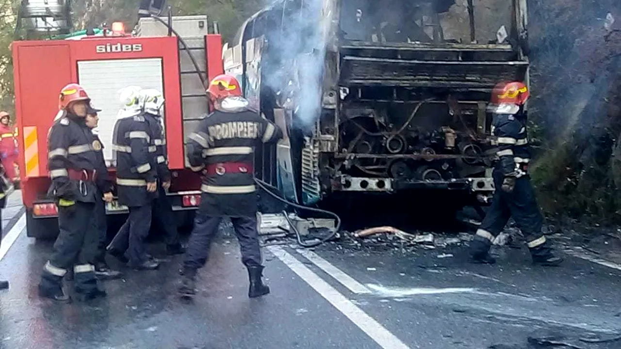 Autocar făcut scrum pe Defileul Jiului: Zeci de călători s-au autoevacuat - FOTO