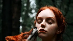 Fotografii care spun poveşti de iarnă. Fotomodele roşcate, fotografiate lângă vulpea roşie 